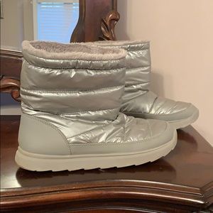 Short silver snow boots